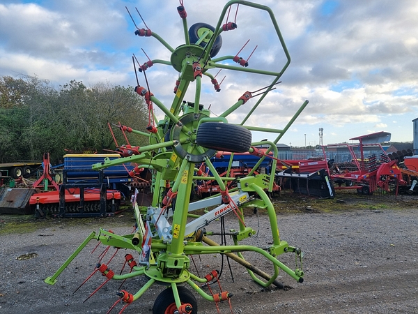 Chris Atkin & Son Ltd - Claas Volto 770